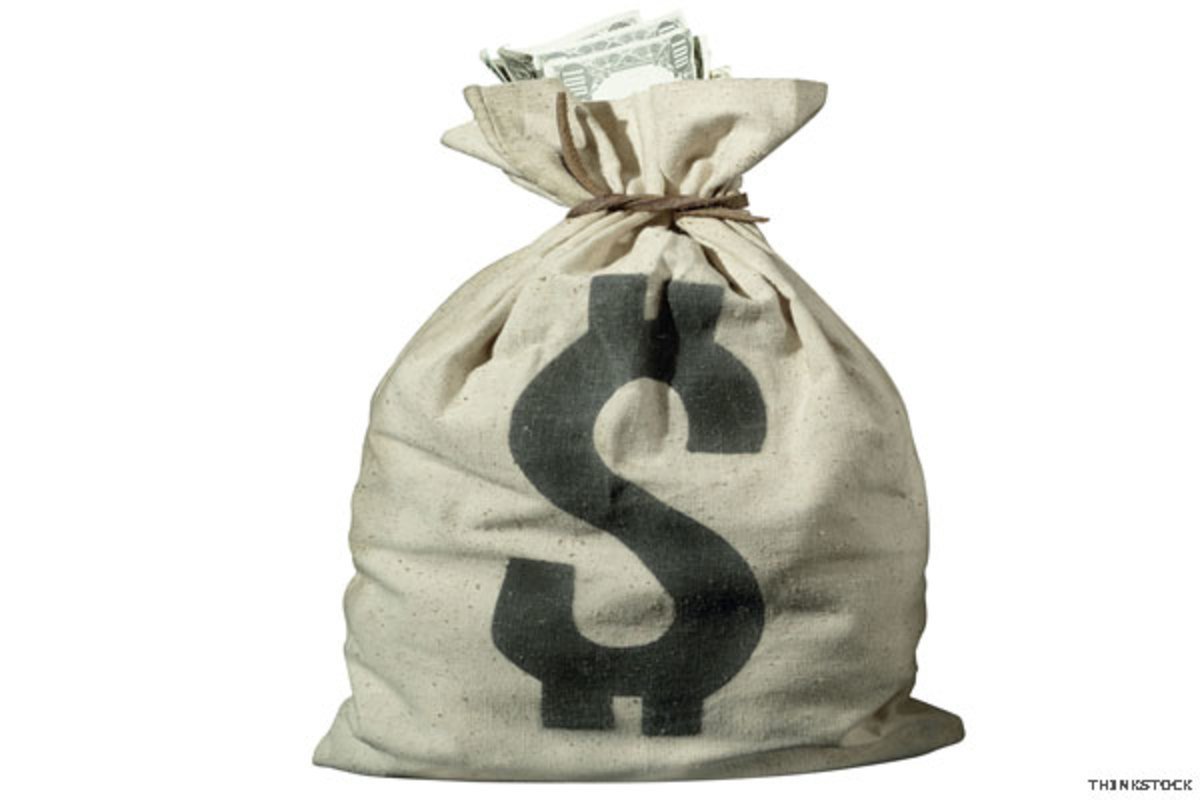 Мешок с деньгами на белом фоне