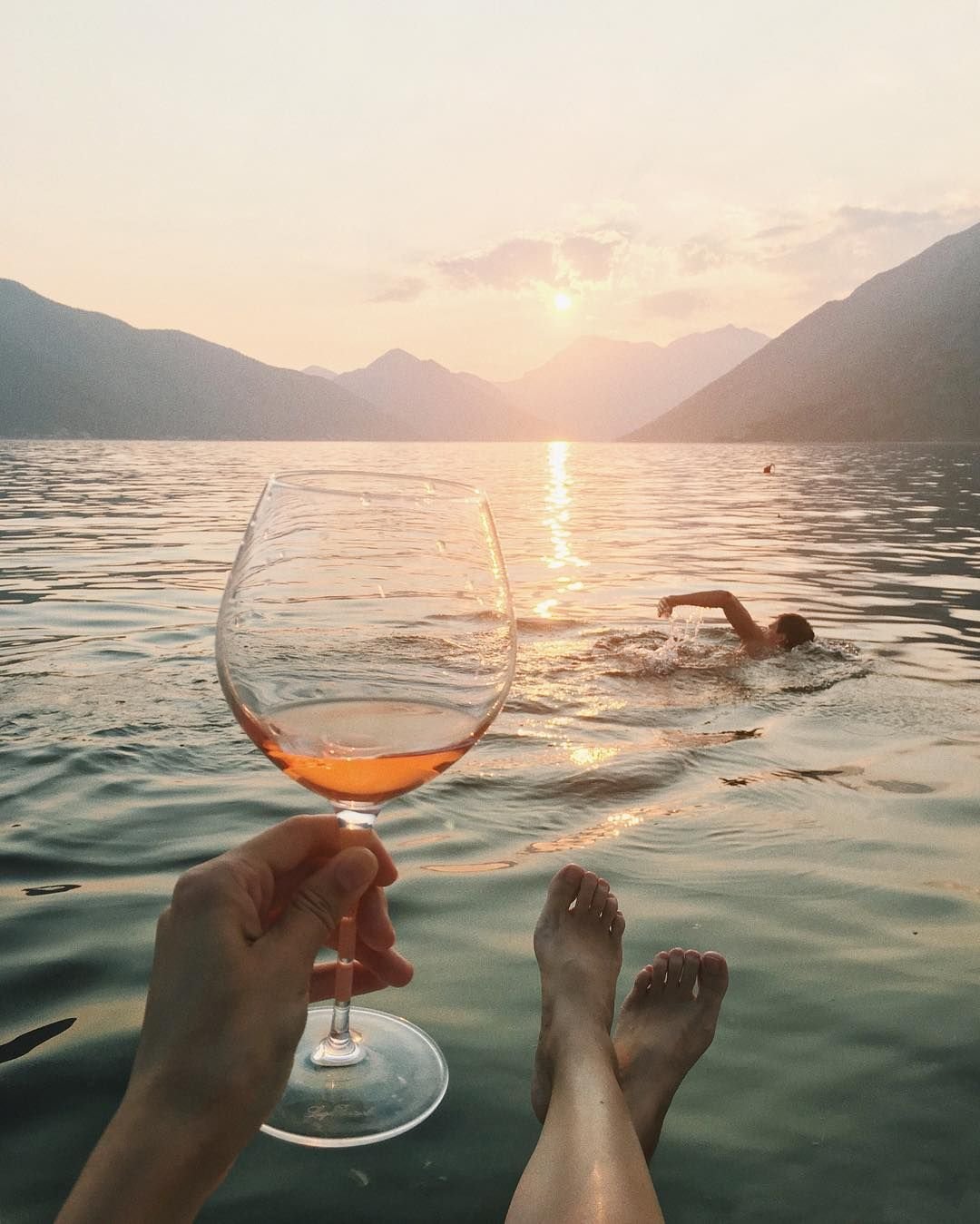 Пить вино на берегу моря