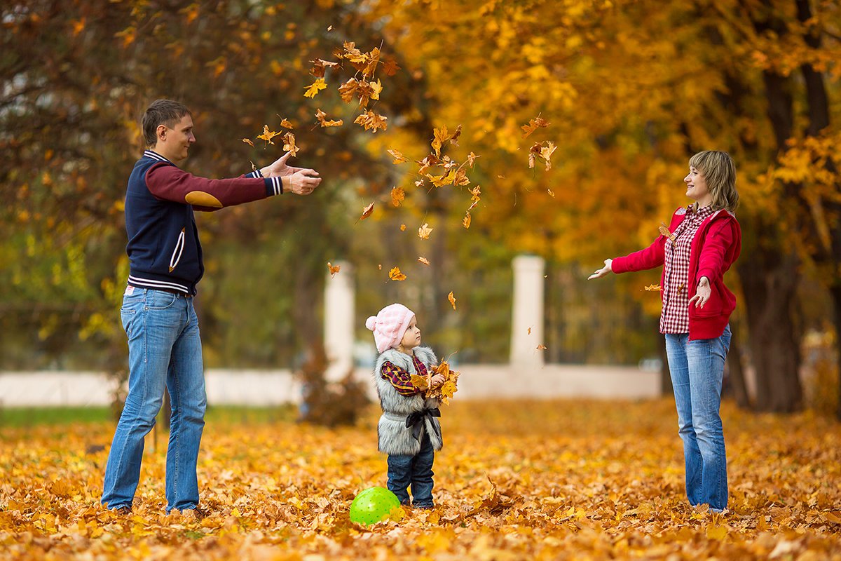 Прогулка в парке семья осень