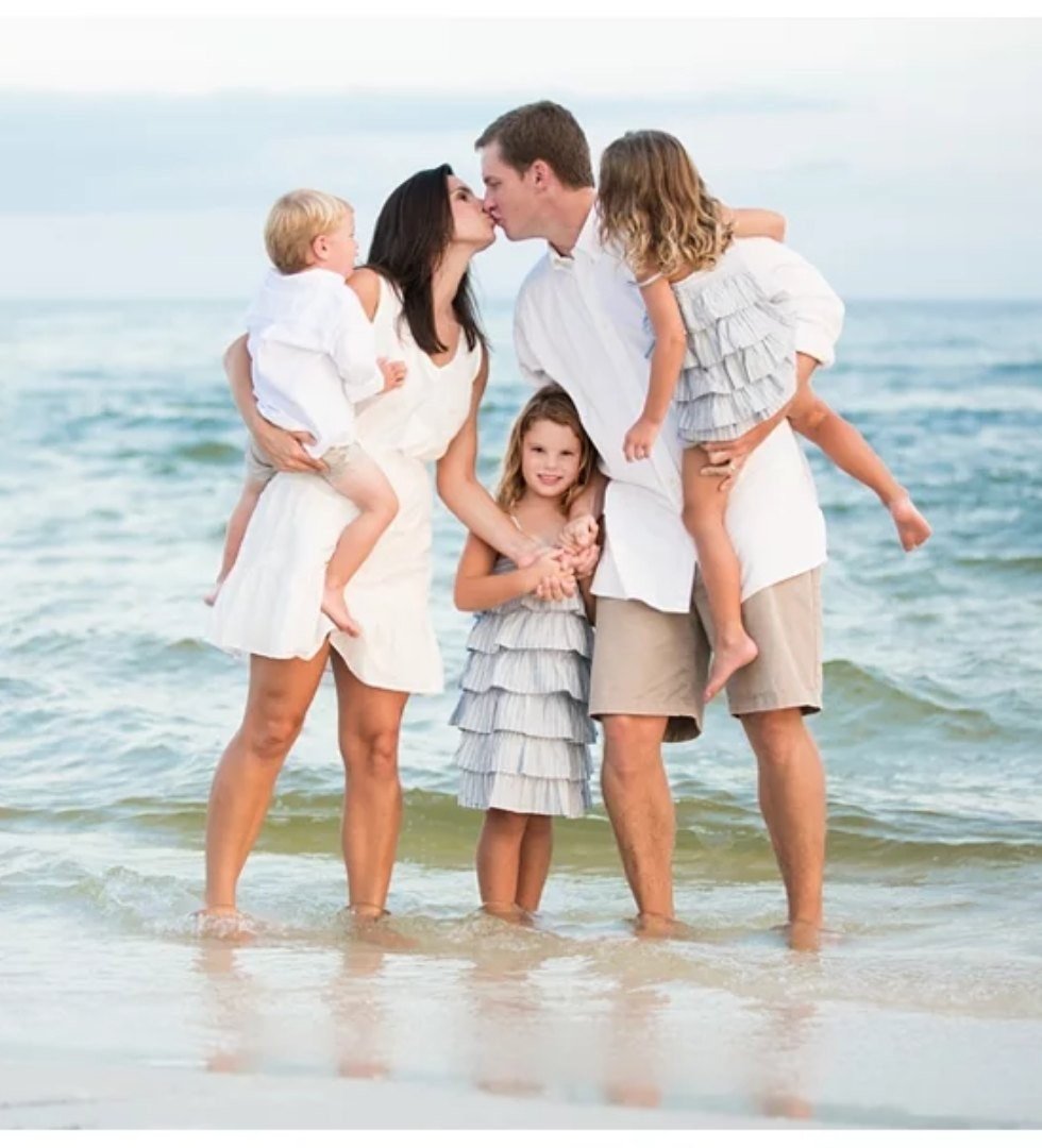 Счастливая семья на море