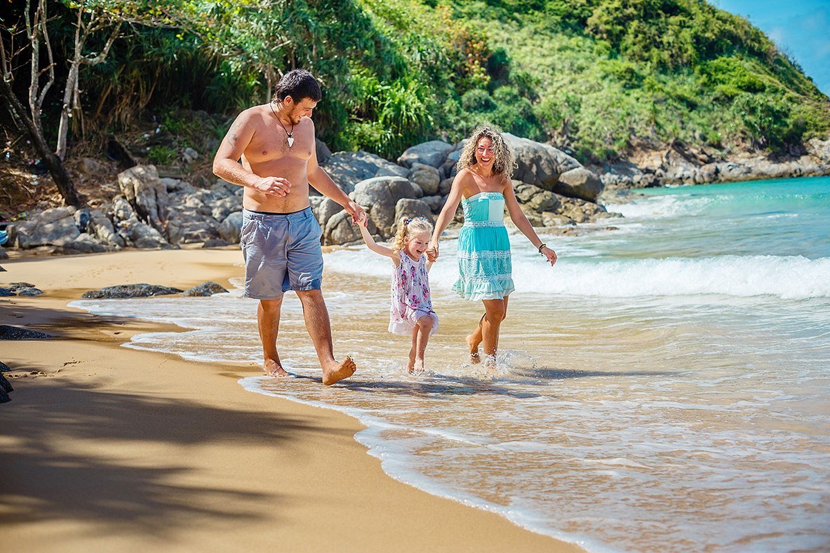 Семья отпуск на белом фоне