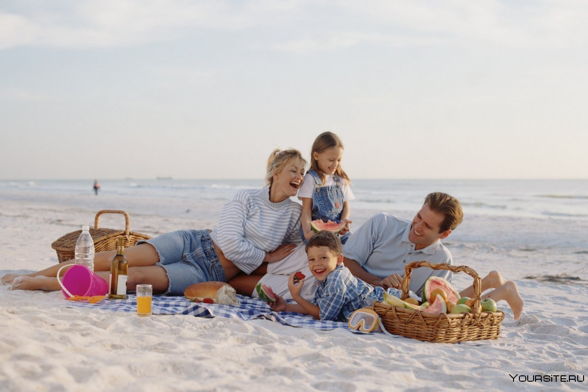 Счастливая семья на море