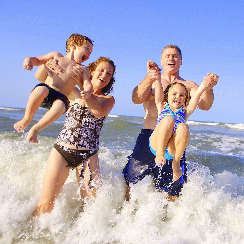 Семья на берегу моря