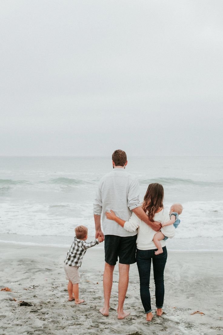 Семья на побережье