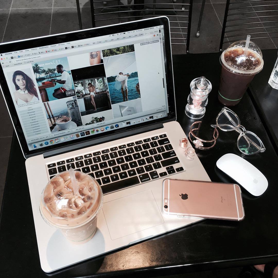 Макбук на столе Эстетика