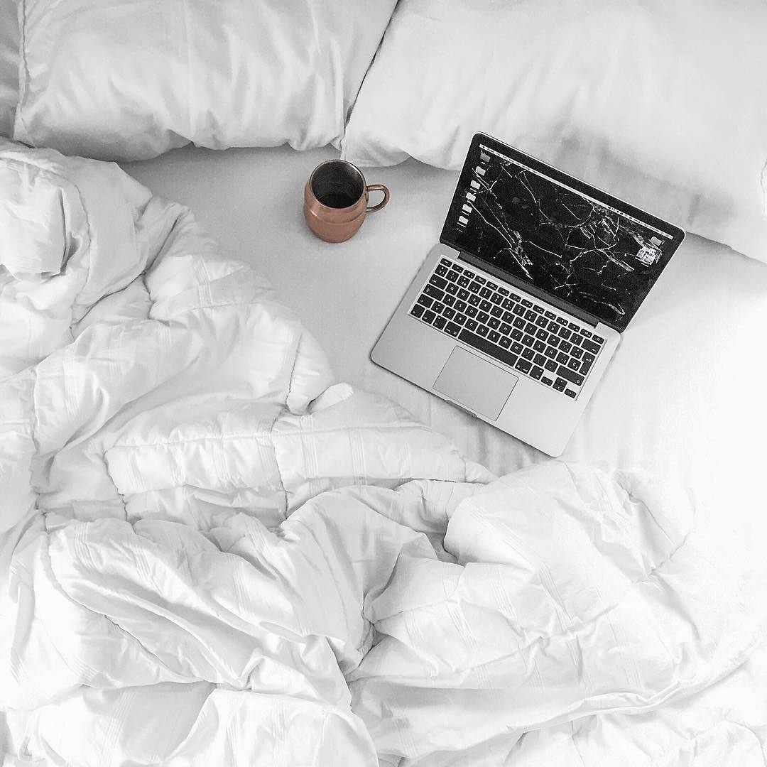 Ноутбук на постели