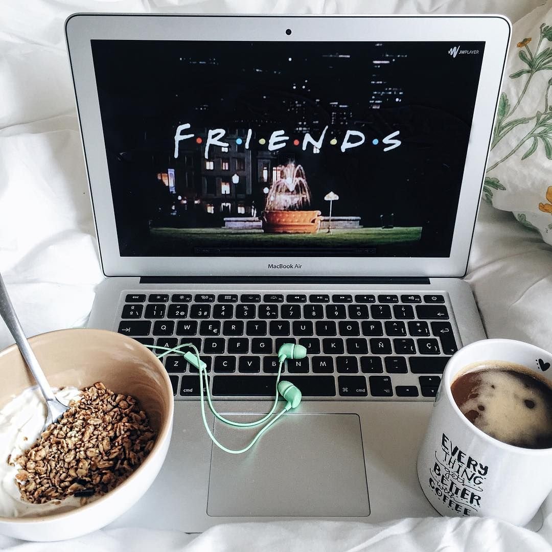 Ноутбук и сладости