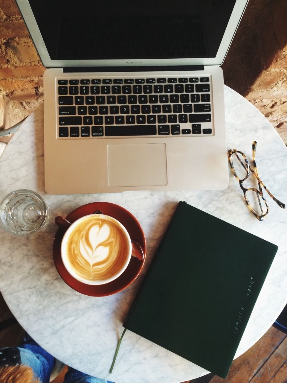 Ноутбук и блокнот