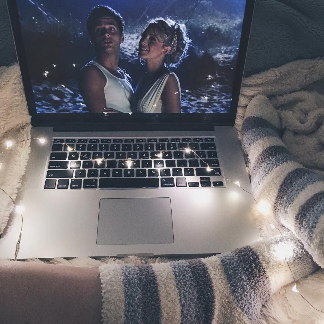 Фильм на ноутбуке