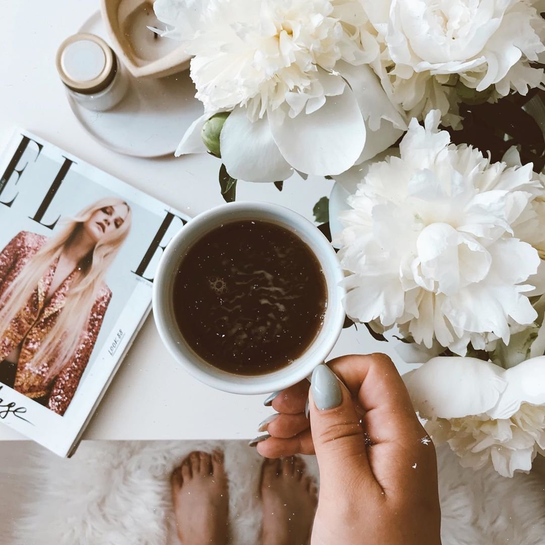 Цветы и кофе для инстаграмма