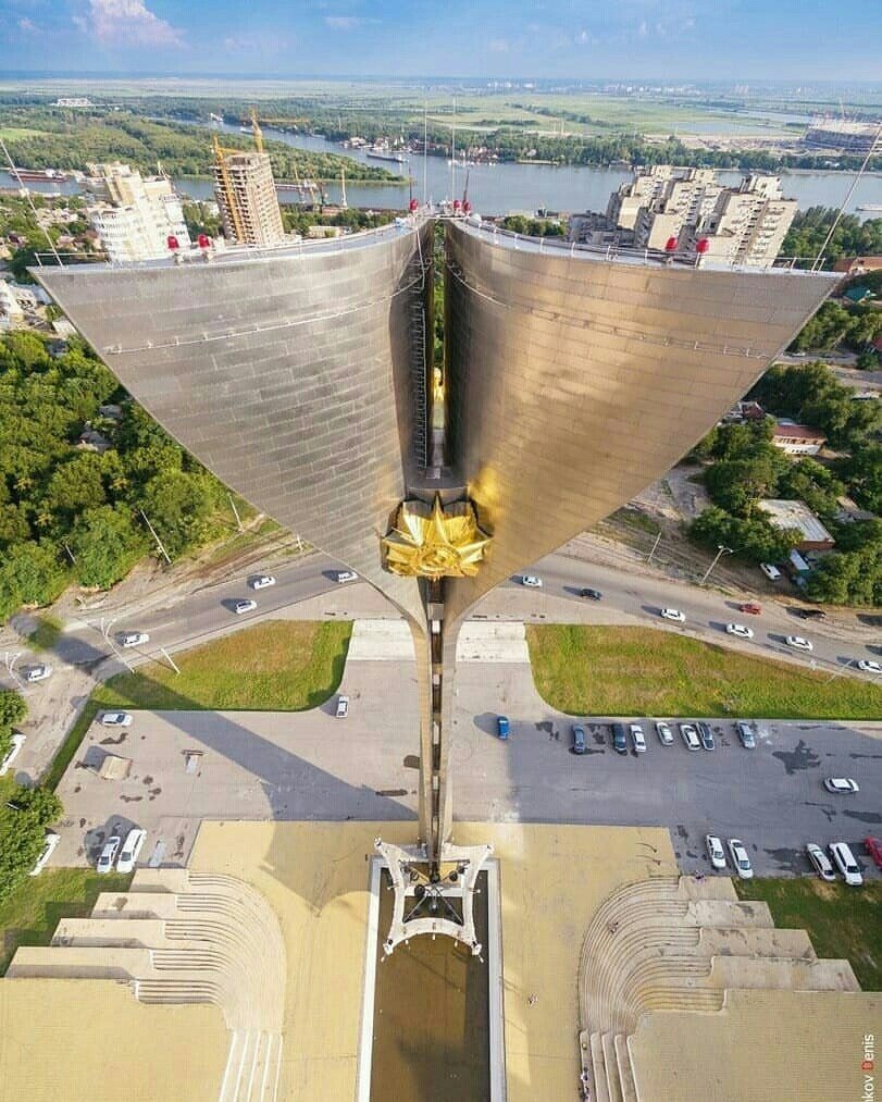 Стелла на театральной площади в Ростове на Дону