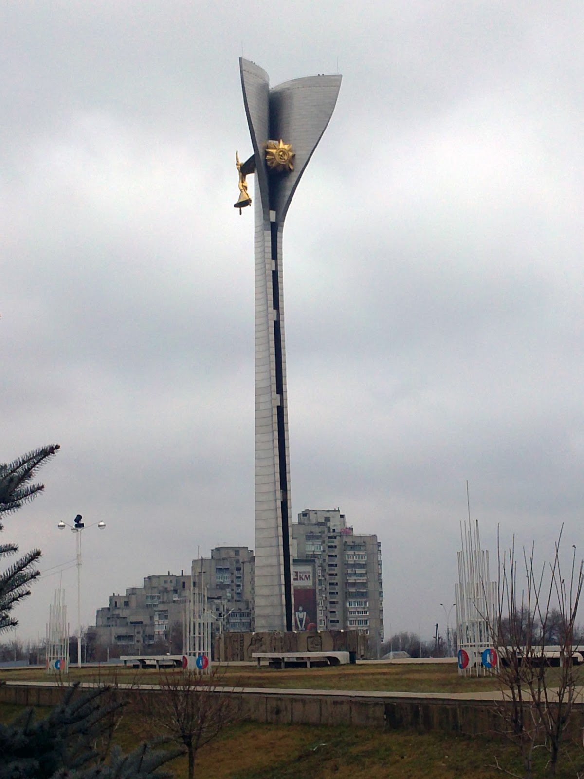 72 Метровая Стелла на театральной площади в Ростове