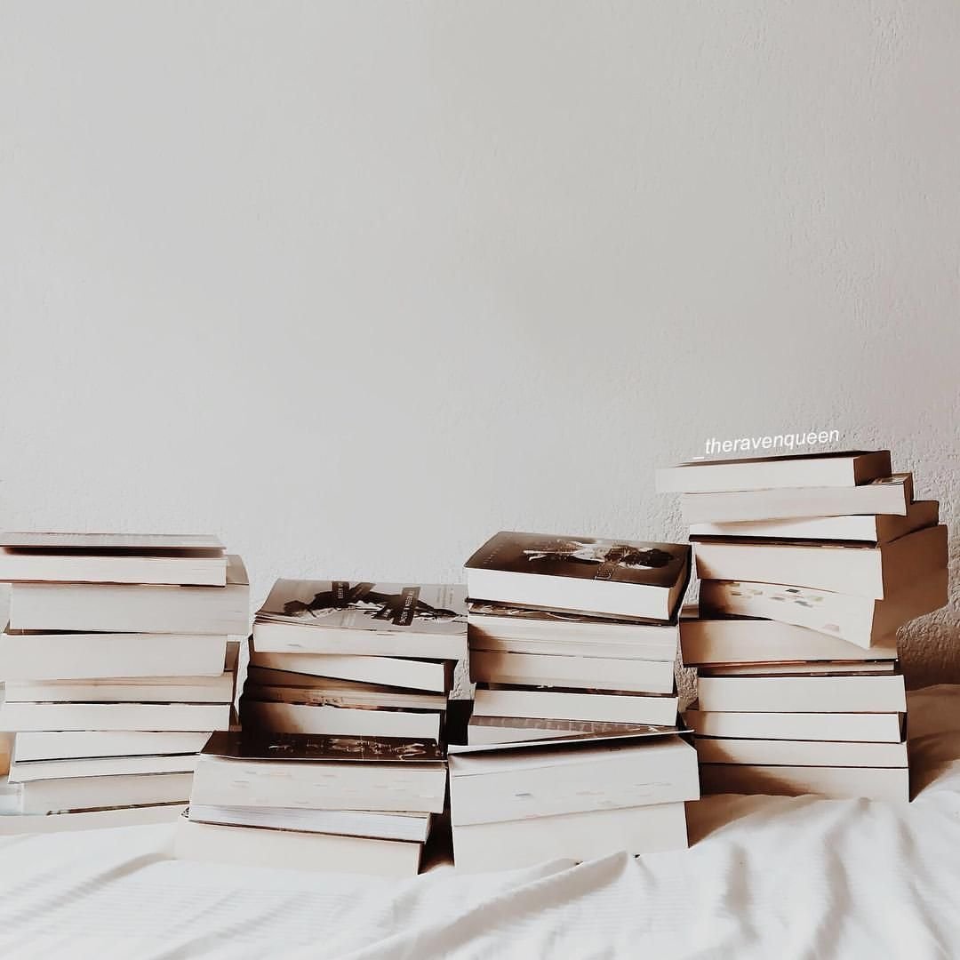 Стопка книг Эстетика