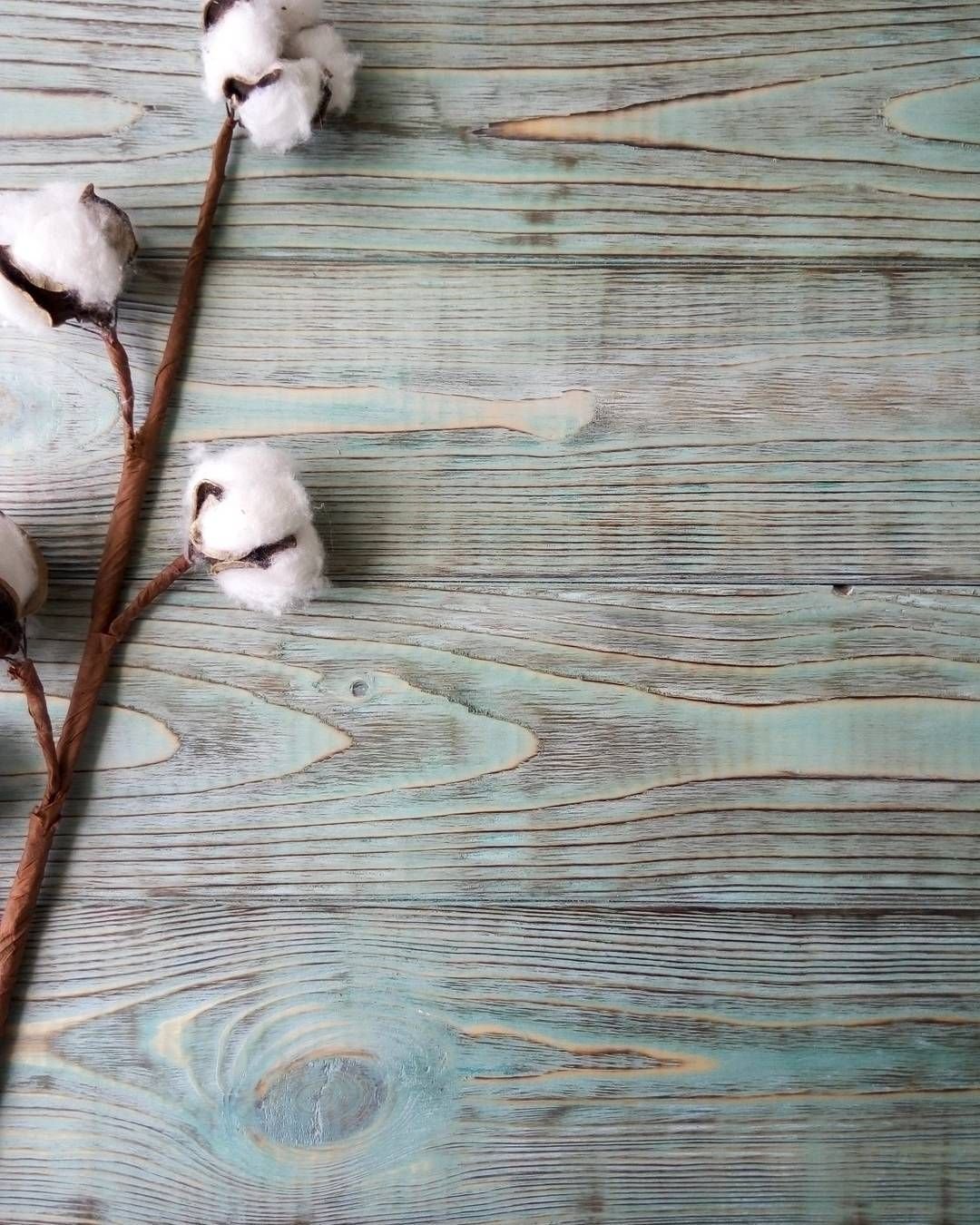 Хлопок на деревянном фоне