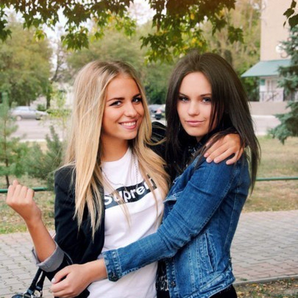 Блондинка и брюнетка красивые