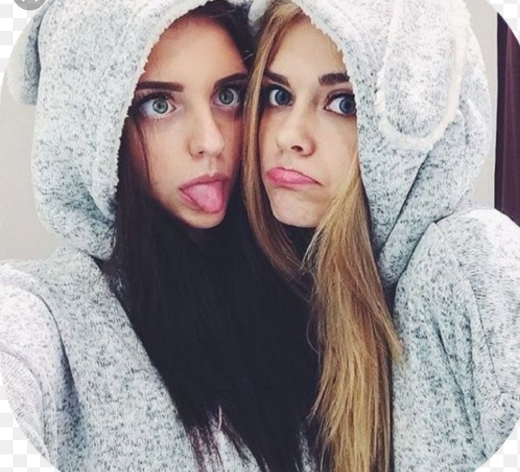 Селфи двух девочек 10 лет