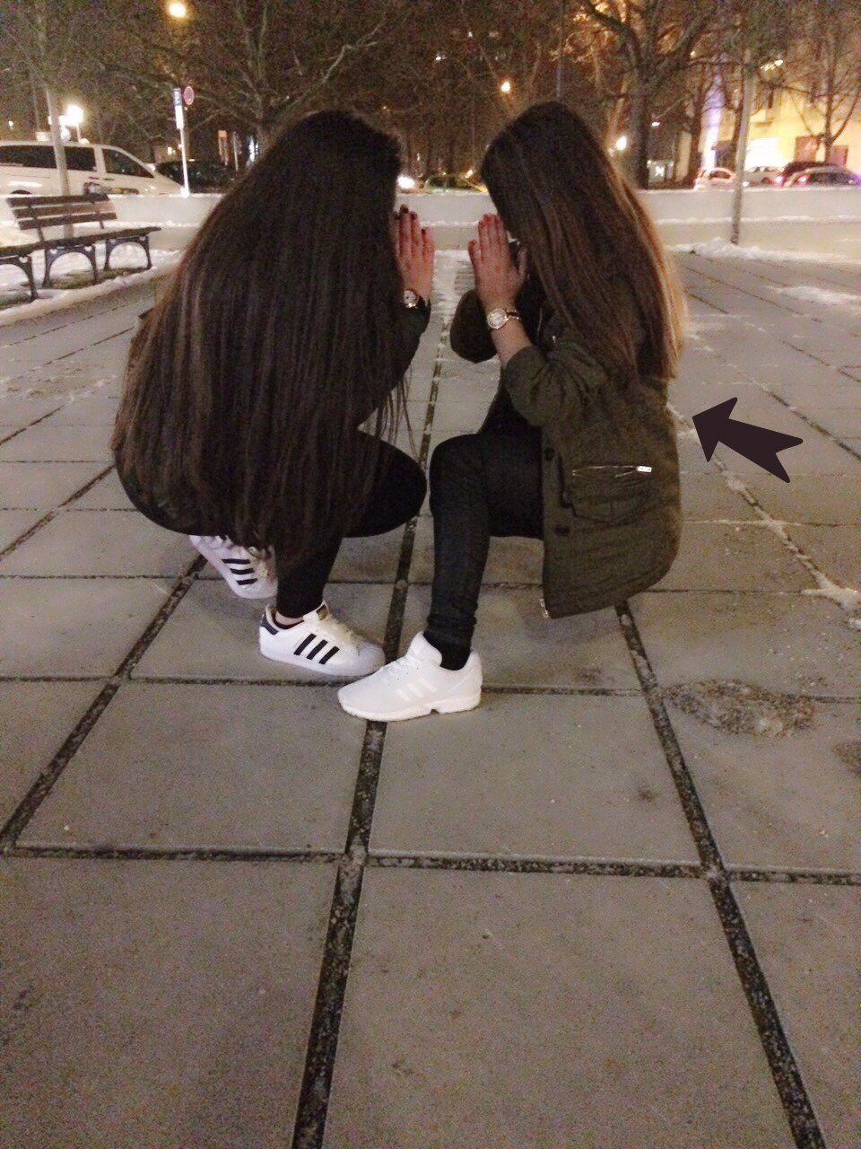 Подруги с темными волосами