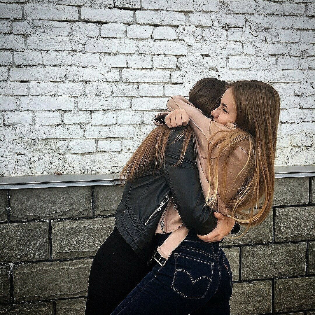 Лучшие подруги обнимаются