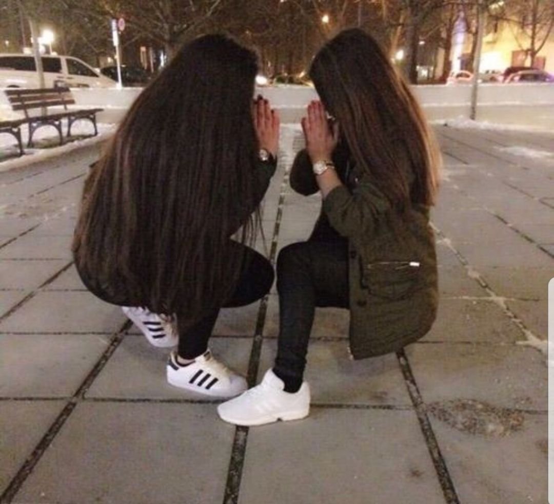 Две подружки с чёрными волосами