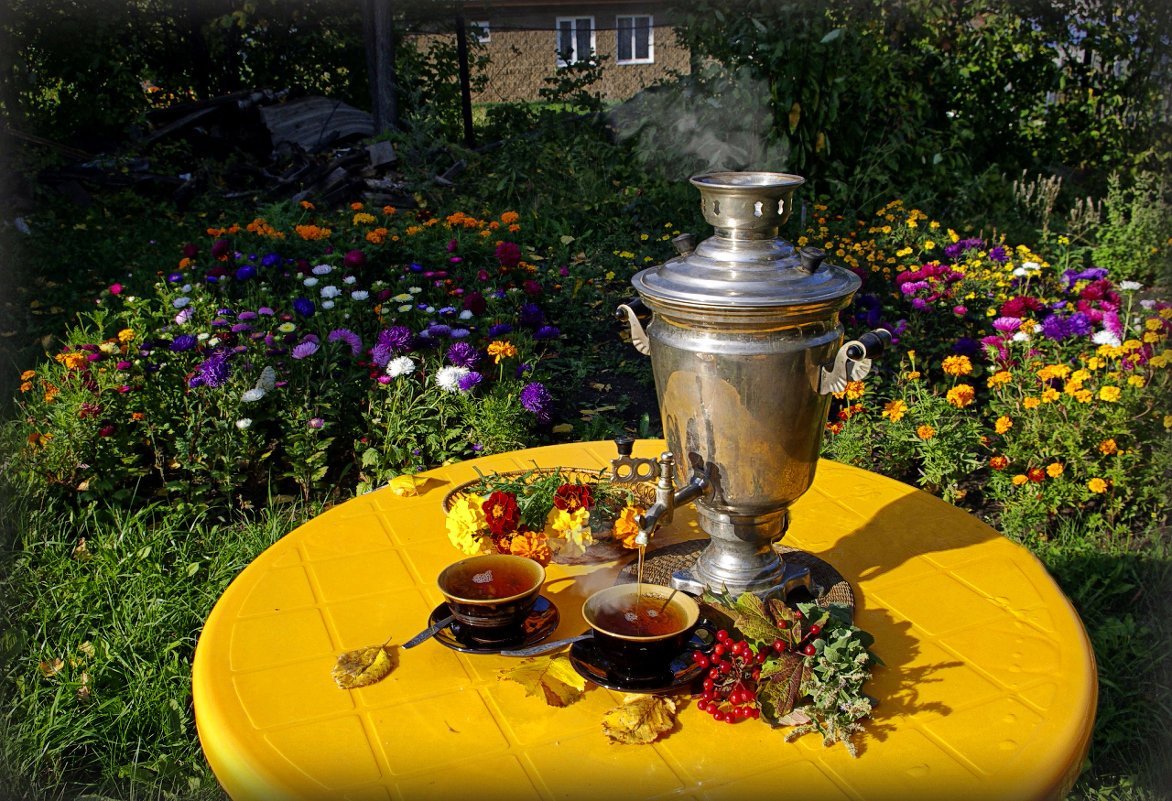 Самовар на даче в саду