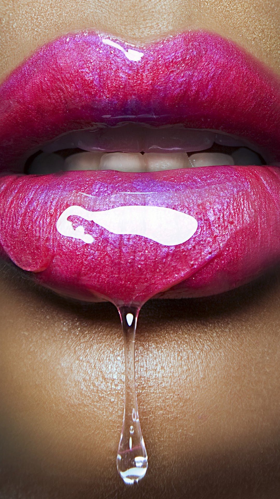 Слюна на губах красиво