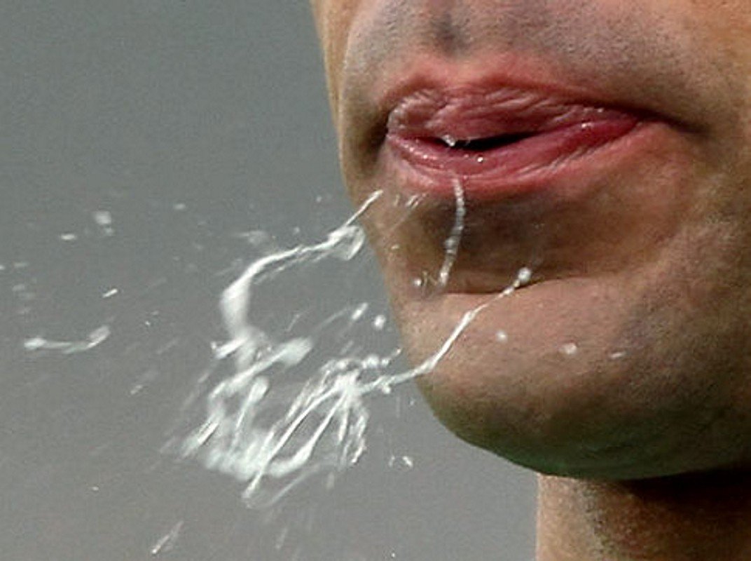 Девушка слюни