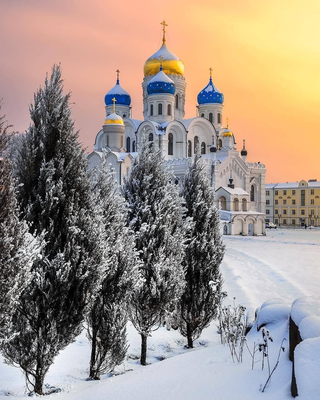 Николо-Угрешский монастырь зима