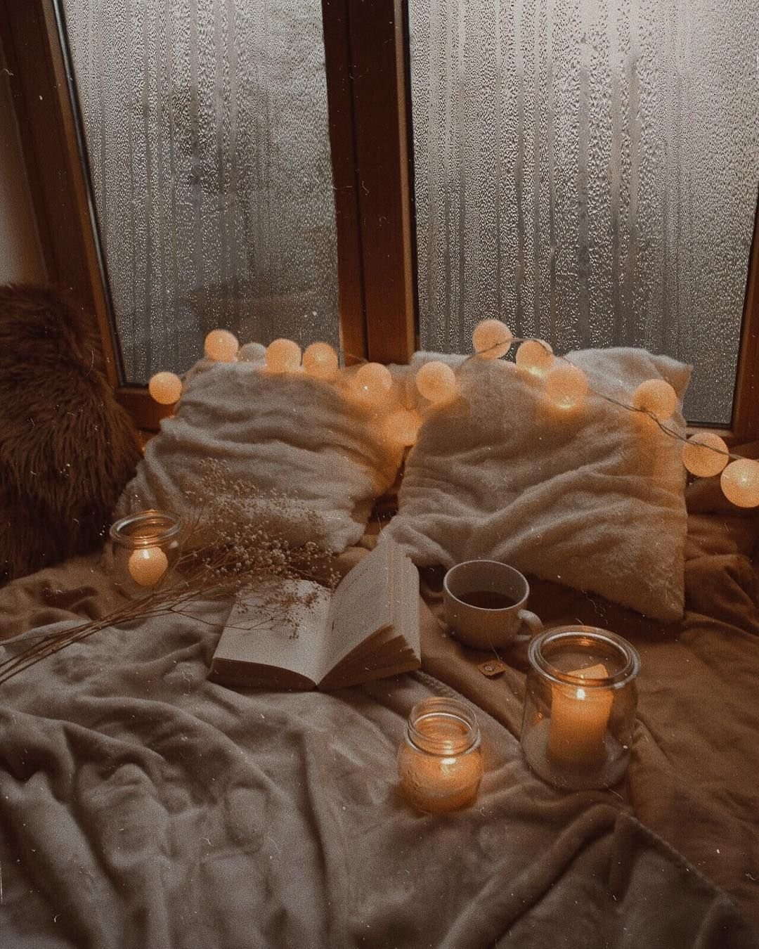 Чашка кофе у окна