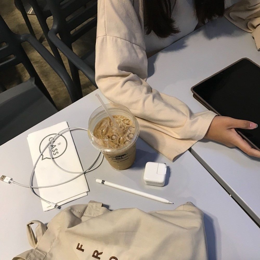 Humid Peach художник