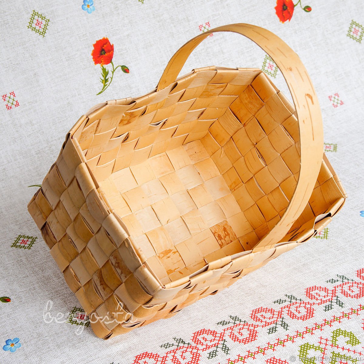 Корзинки плетеные из бересты