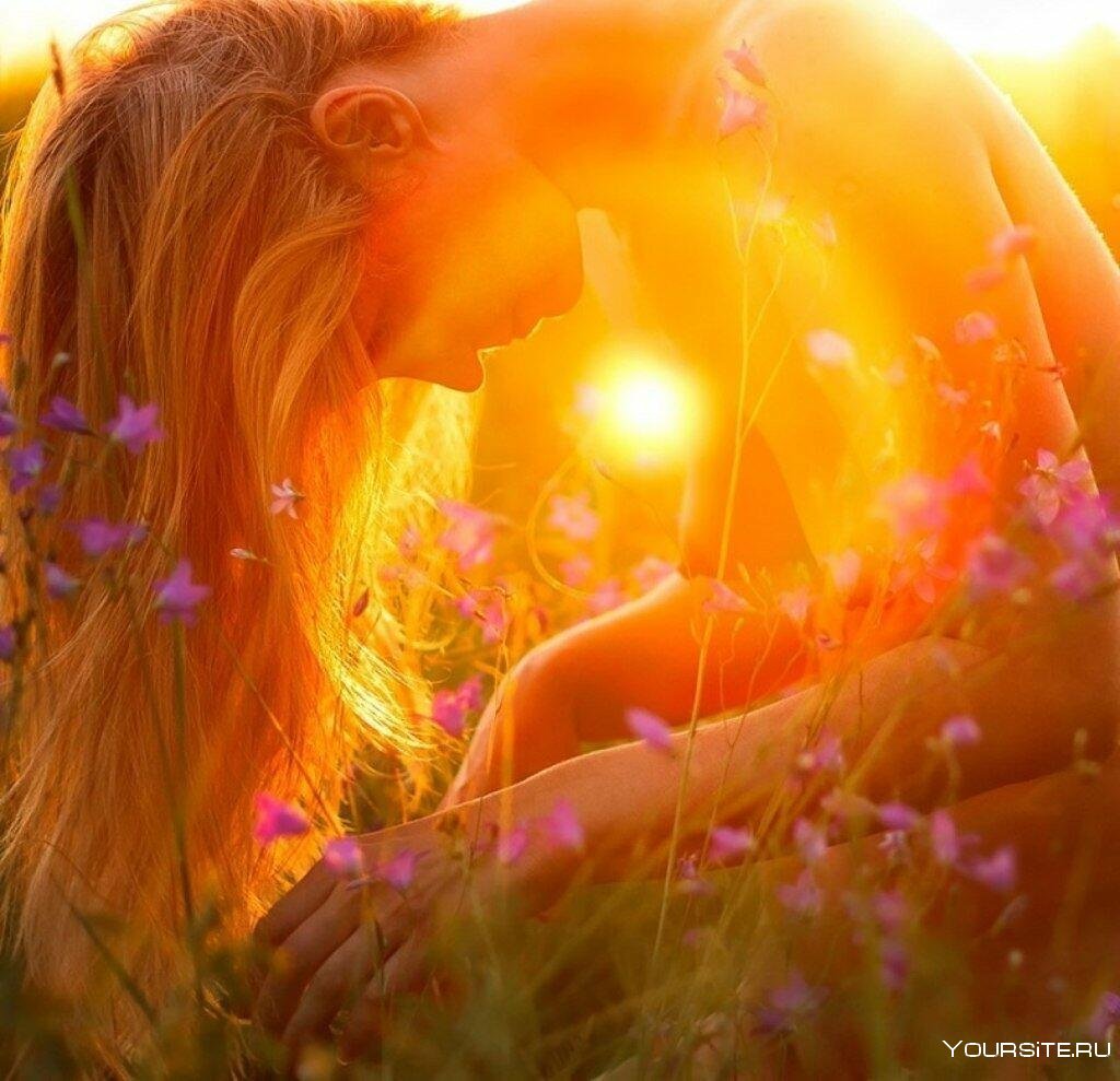 Девушка в солнечных лучах