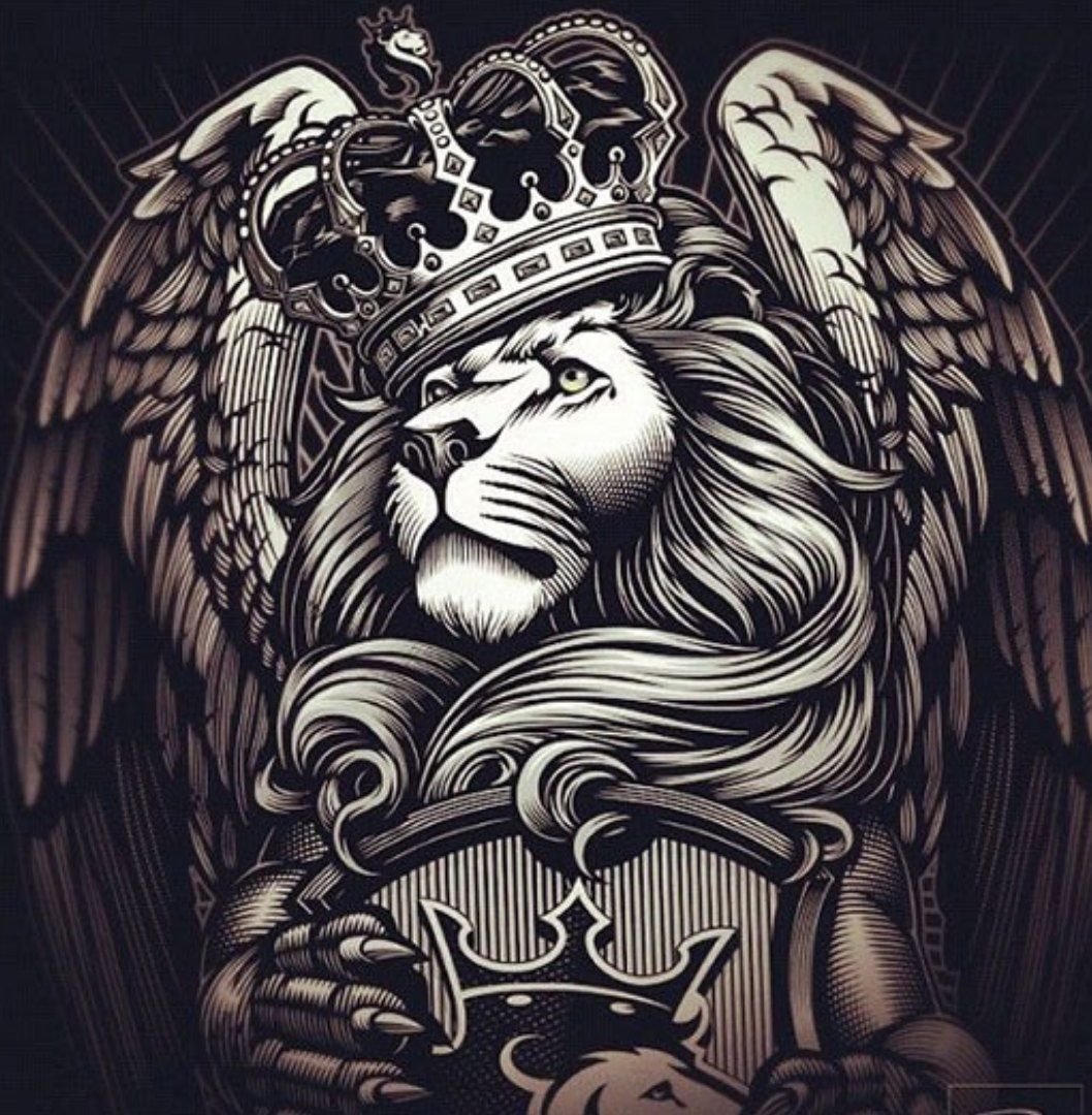 Лев с короной на голове