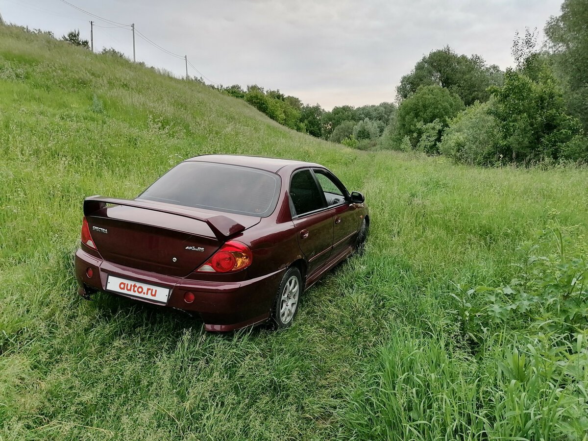 Kia Spectra красная