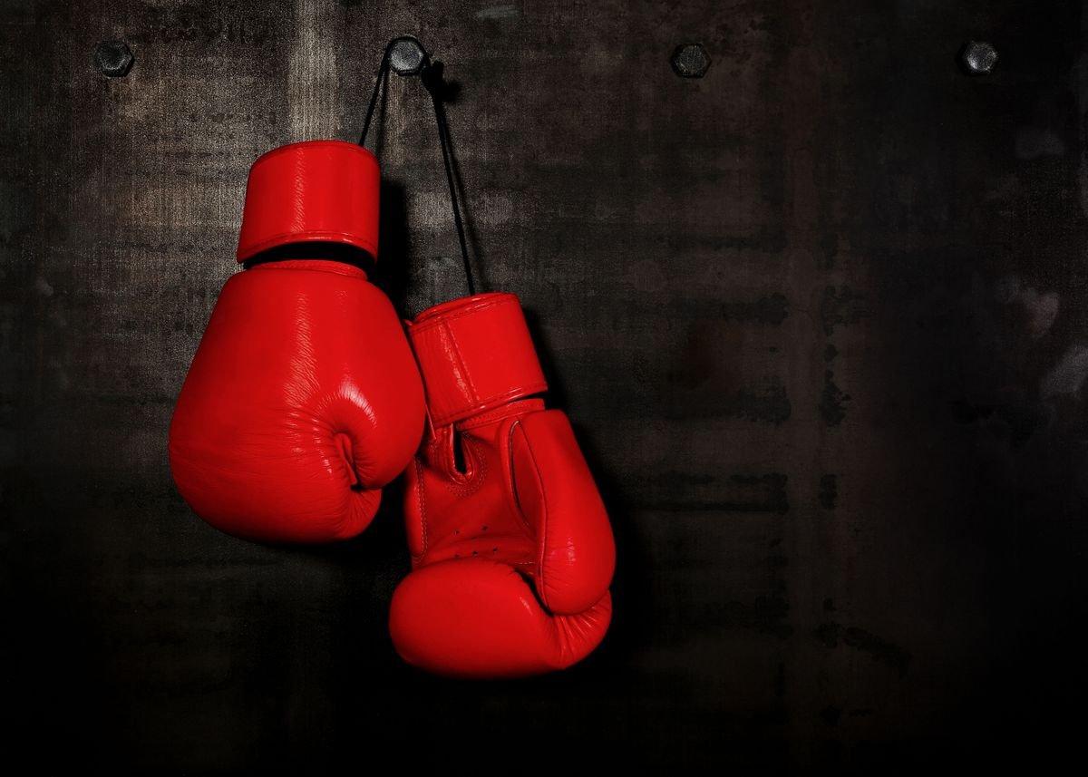 Боксерские перчатки висят на стене