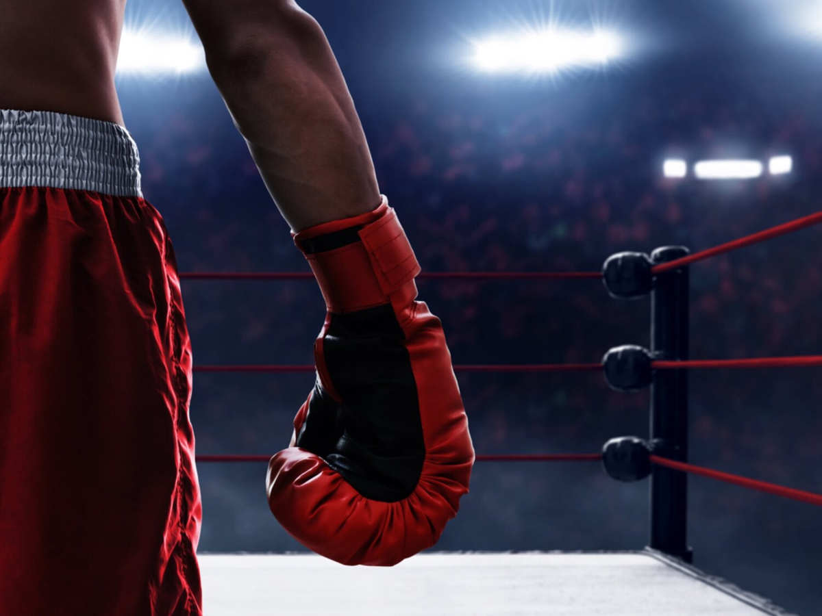 Боксерские перчатки на ринге