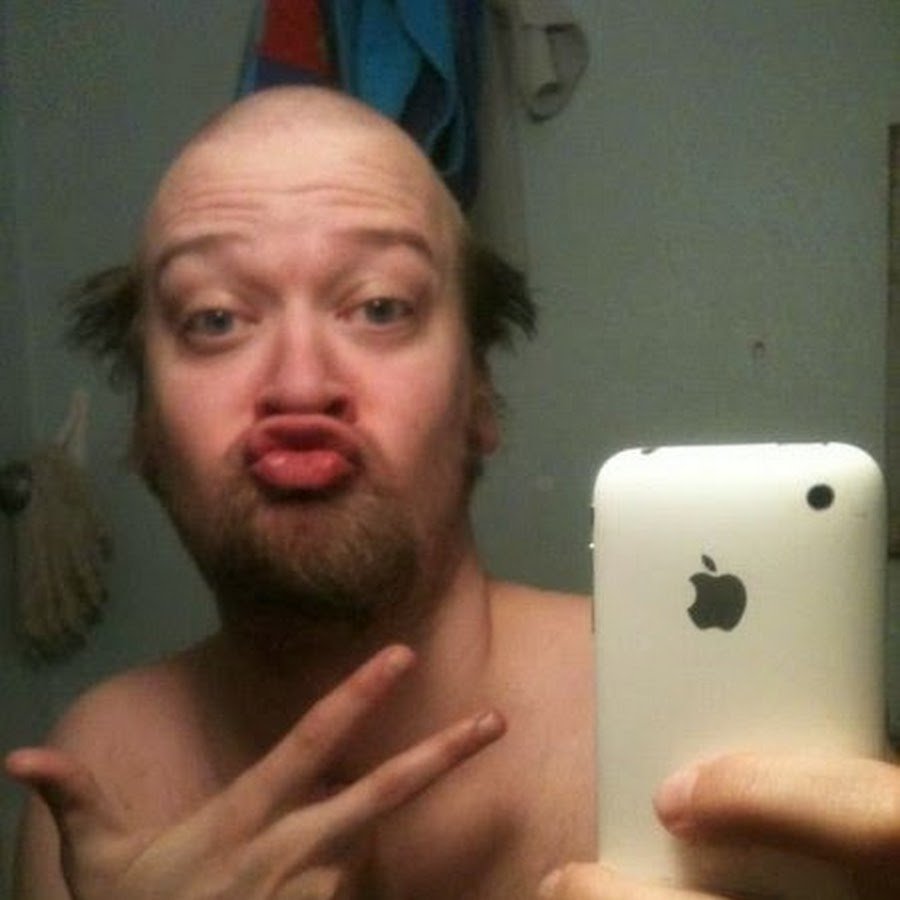 Чел с щитом Мем