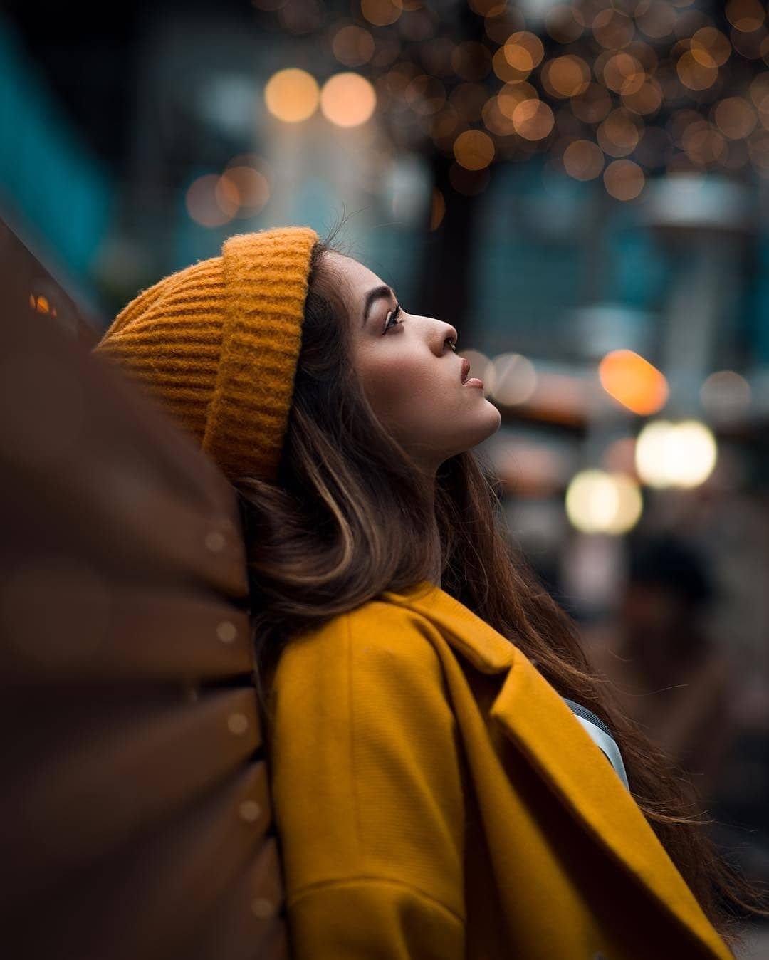 Мама с сыном за руку