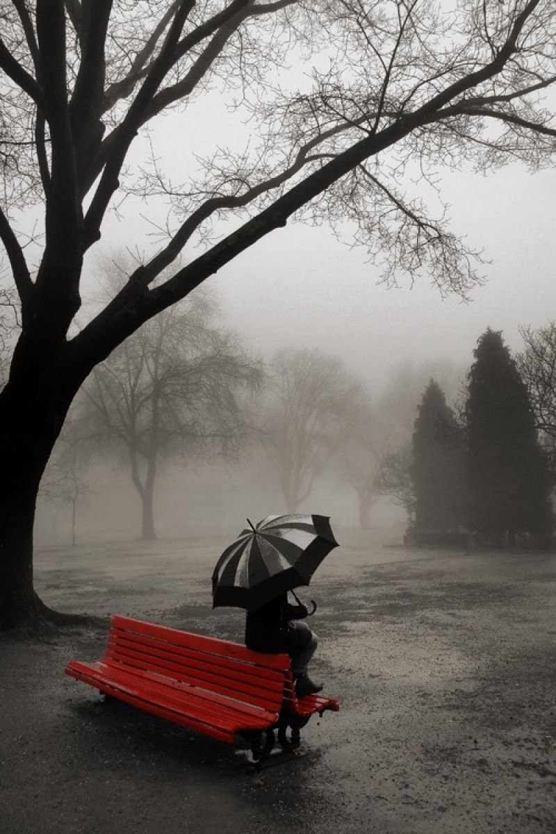 Парень и девушка под дождем