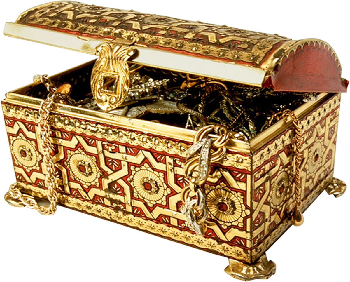 Девушка открывает шкатулку