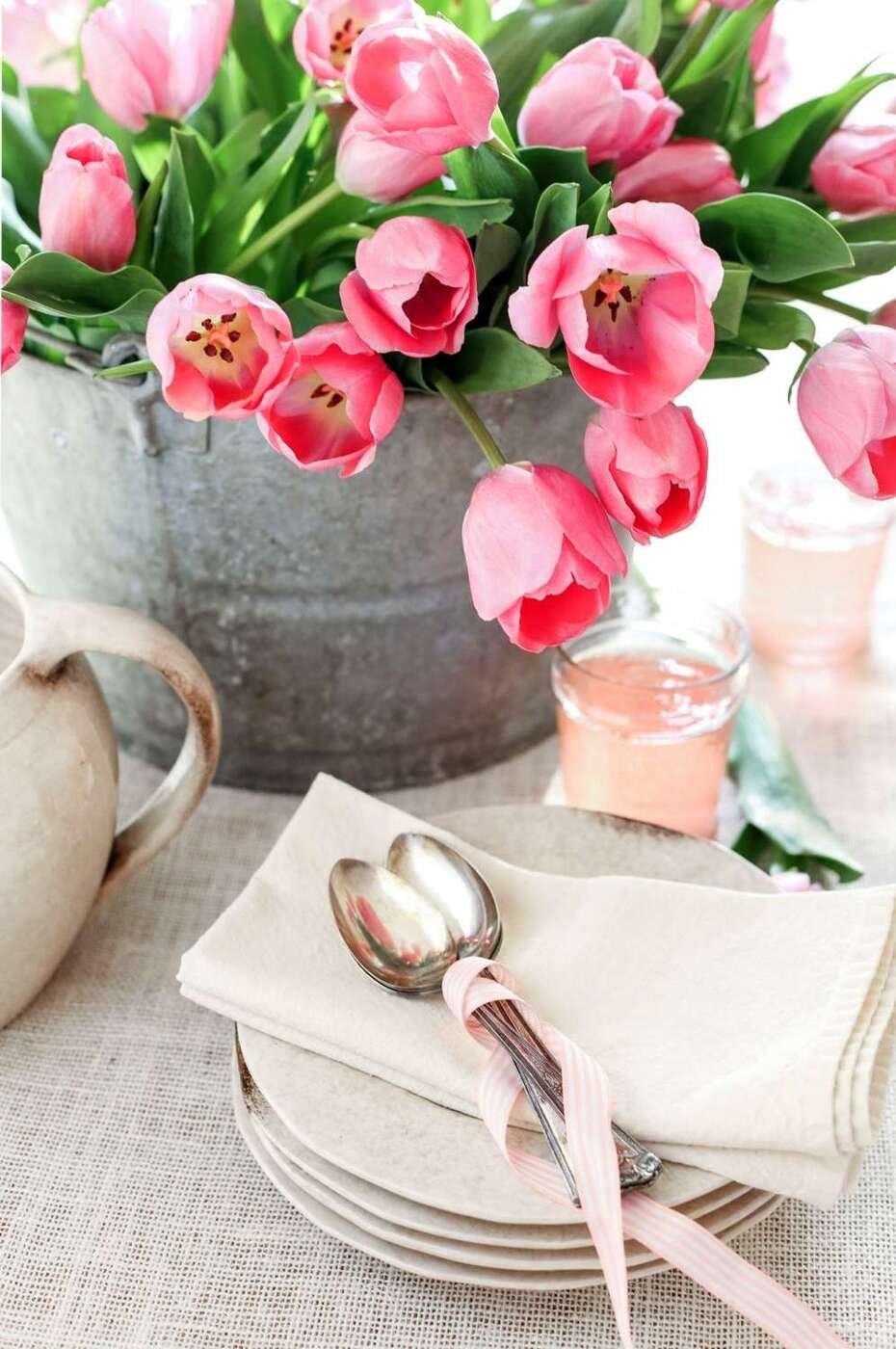 Розовые тюльпаны в интерьере