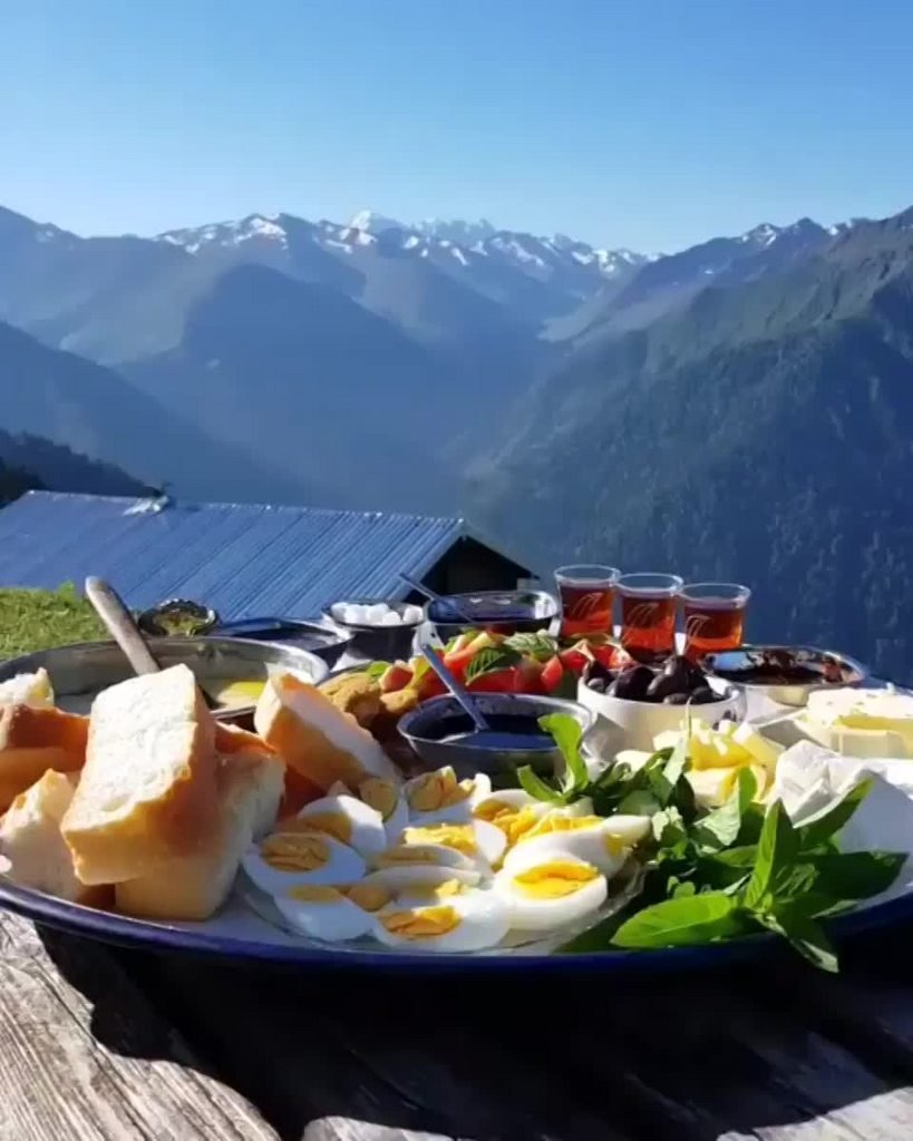 Обед в горах