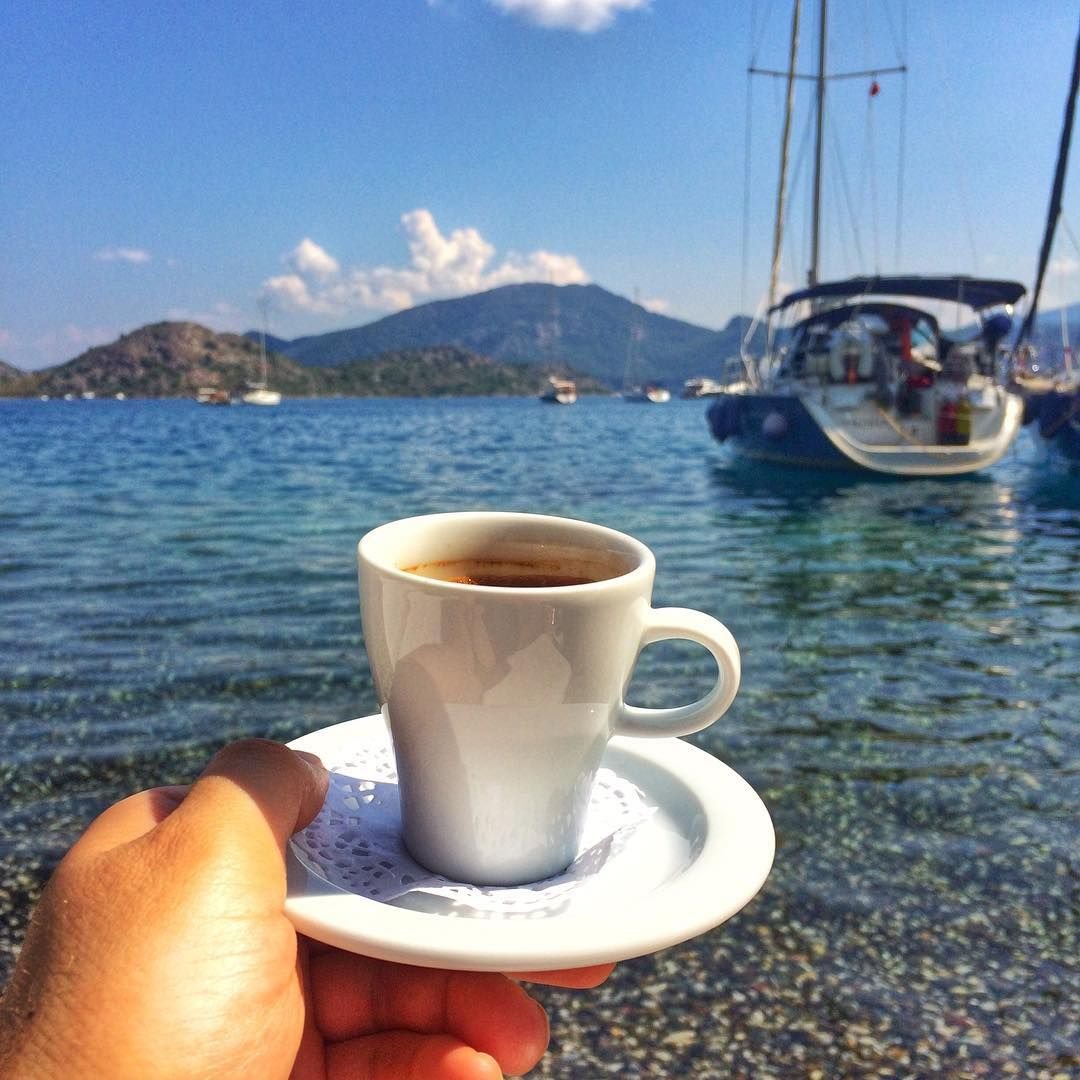 Чашка кофе на берегу моря