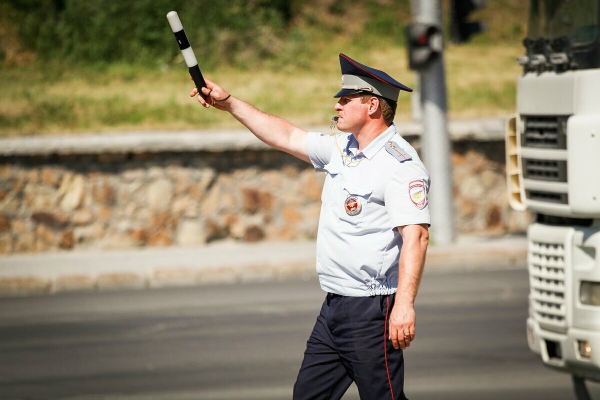 Сотрудник ГИБДД на дороге