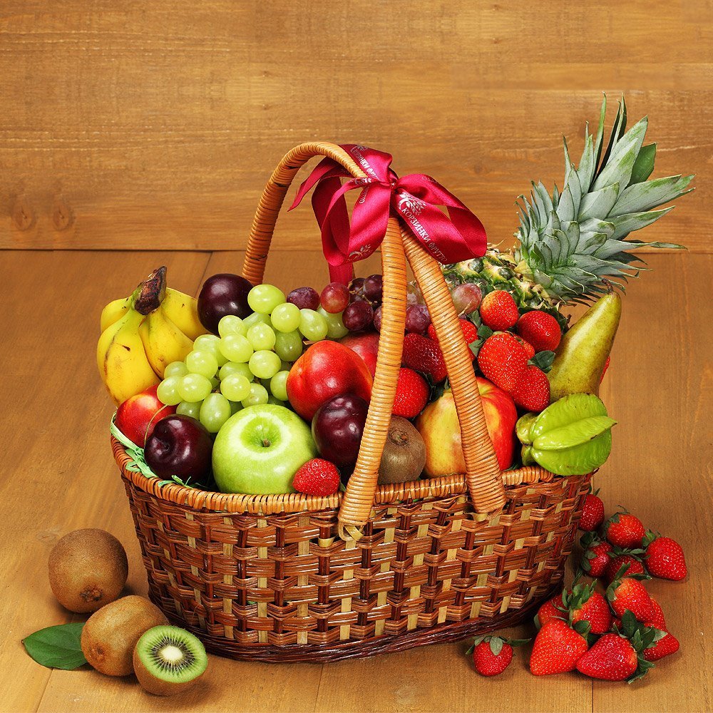 Красивая корзина с фруктами