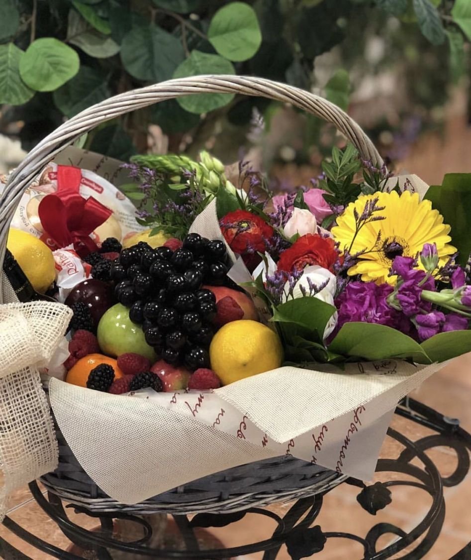 Композиция фруктов на доске