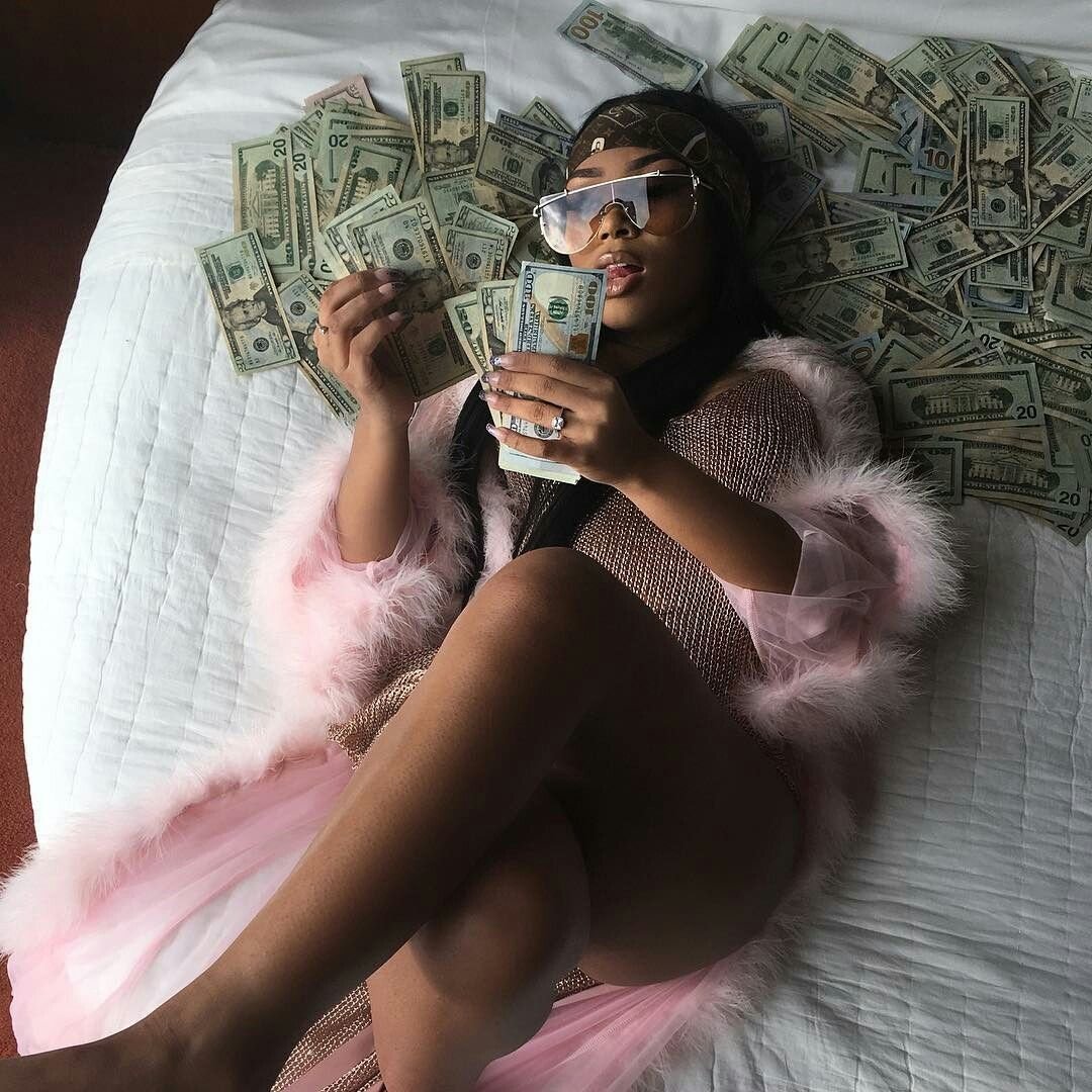 Пачка денег в руках рубли