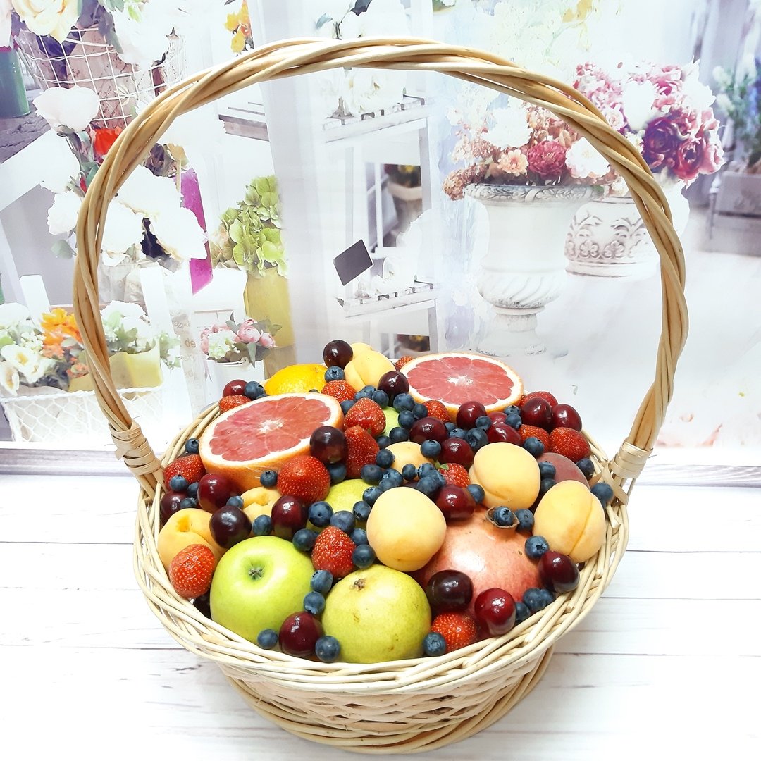 Красивая корзина с фруктами
