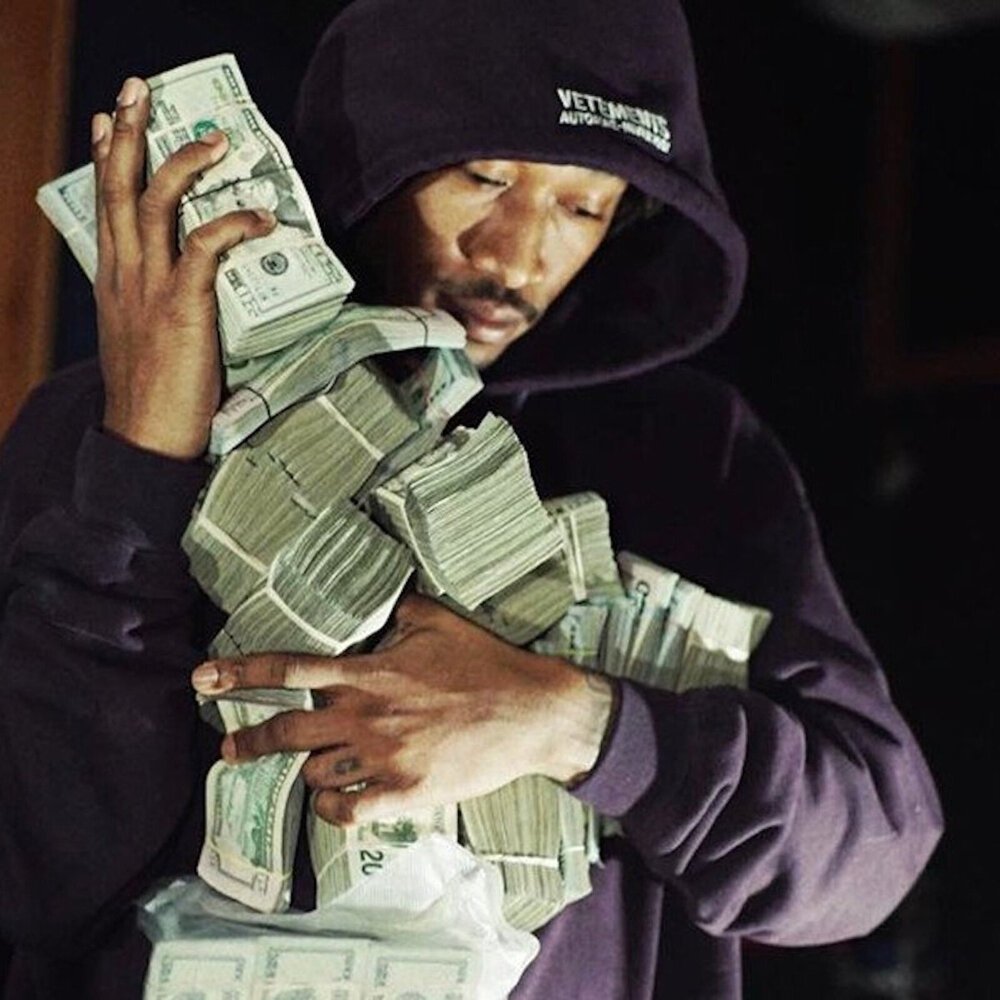 Девушка с долларами