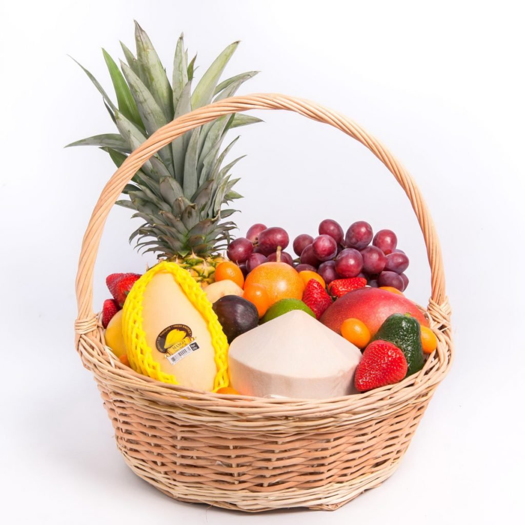 Плетёная корзина с фруктами
