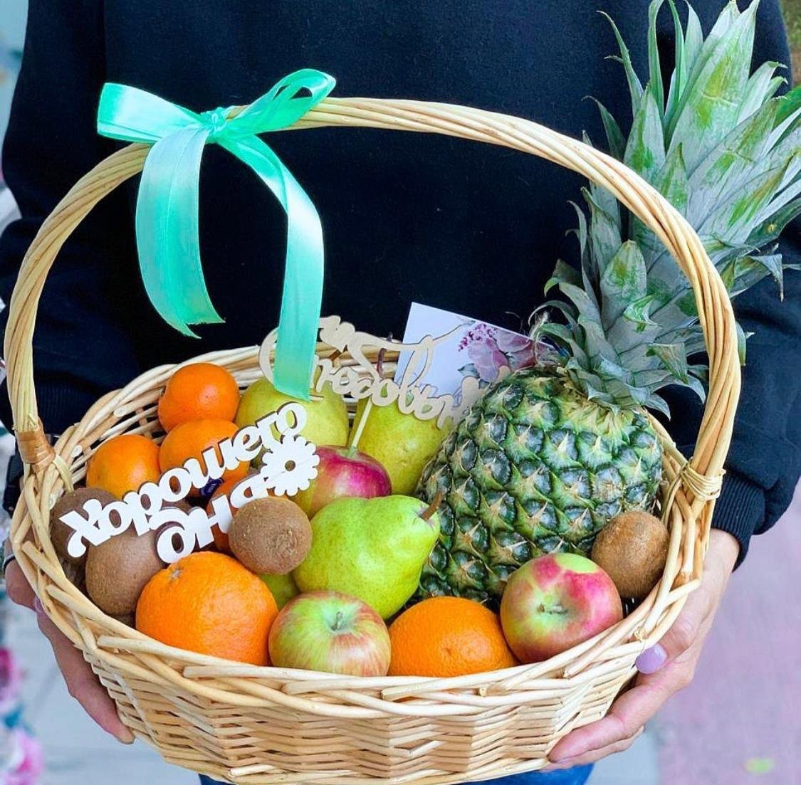 Корзина из фруктов и цветов